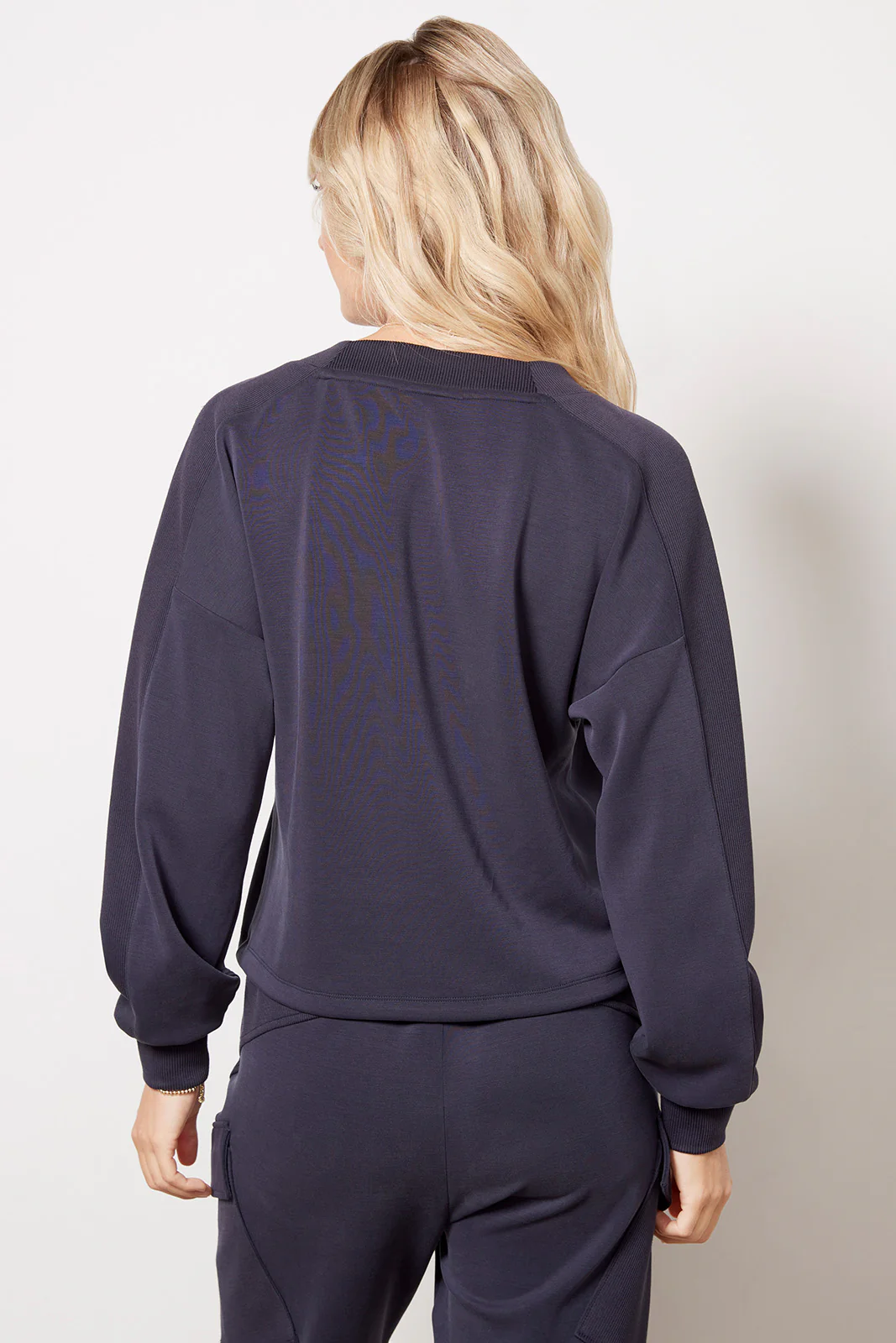 Ari Sleek Pullover - Image 4